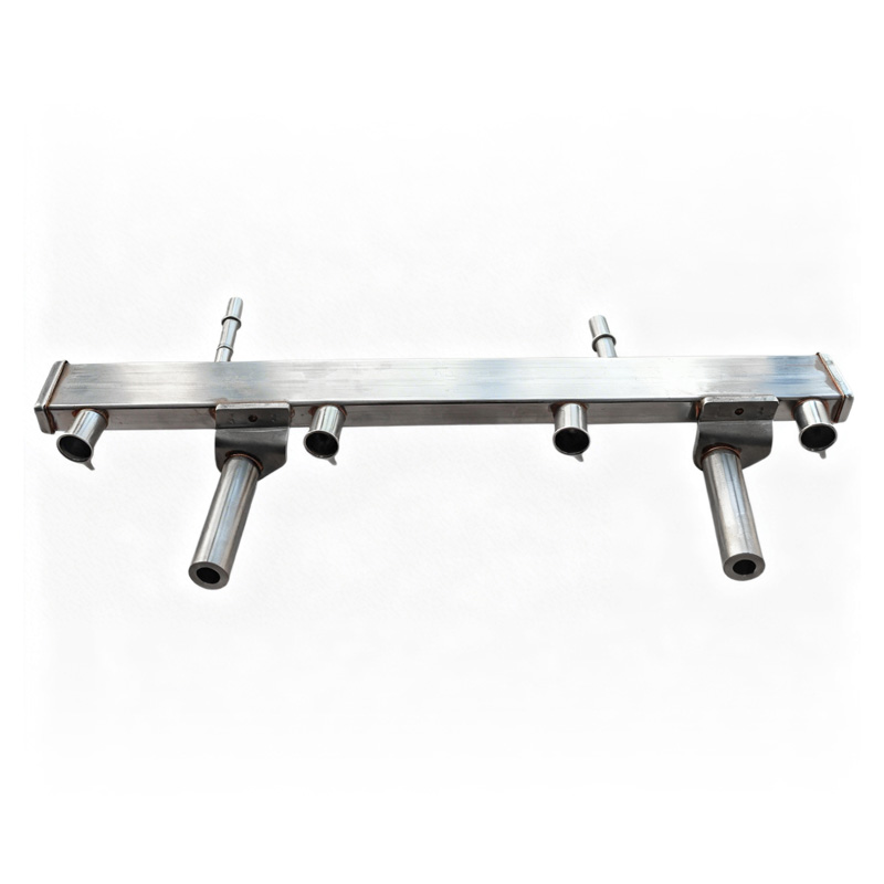 Low pressure fuel distribution pipe